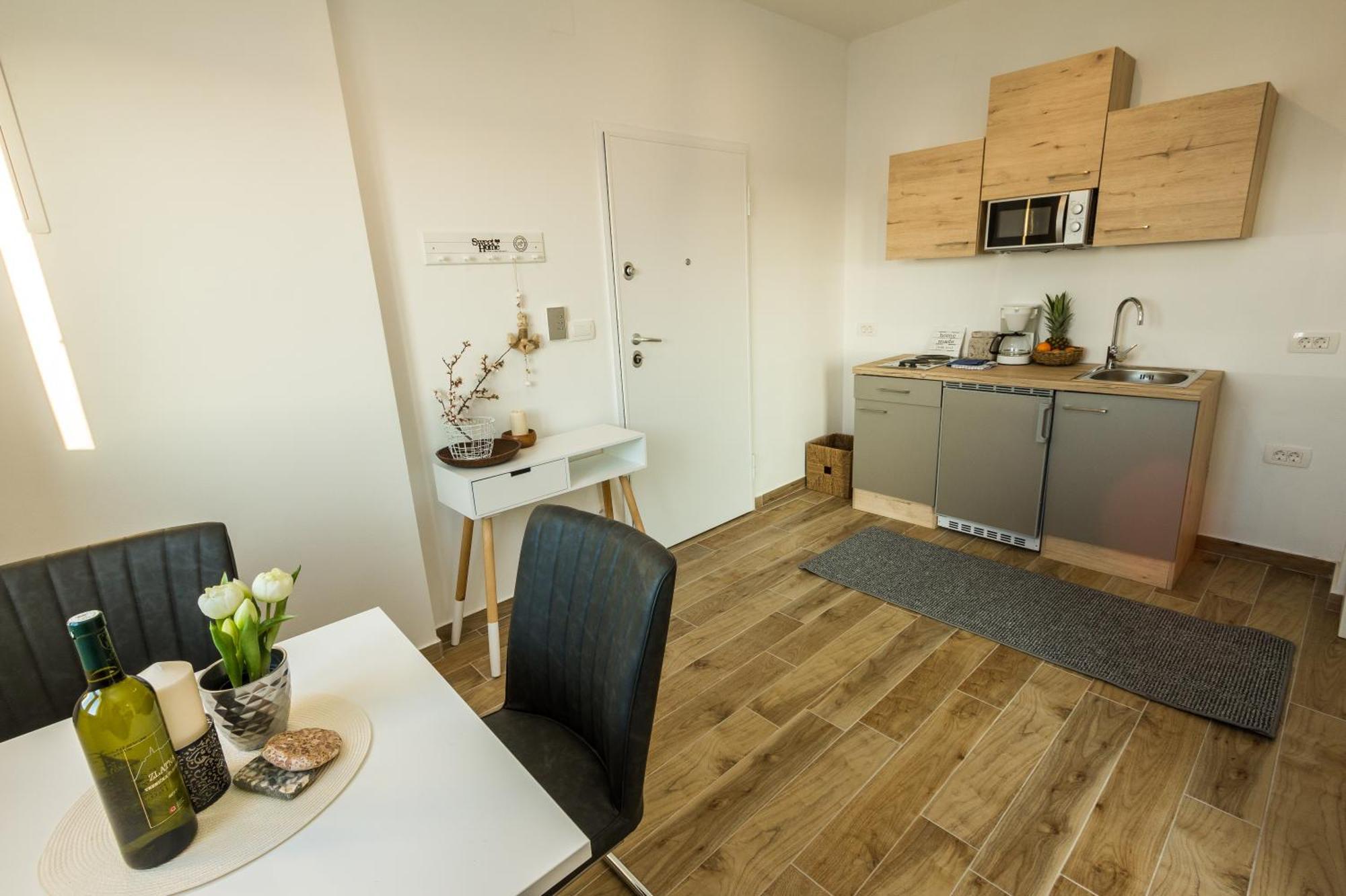 2Bfree Apartments Stinica Buitenkant foto